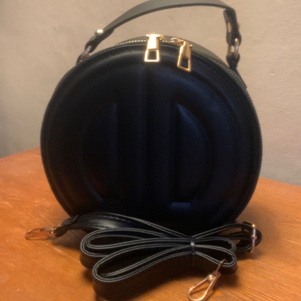 Black and Gold Handbag 👝